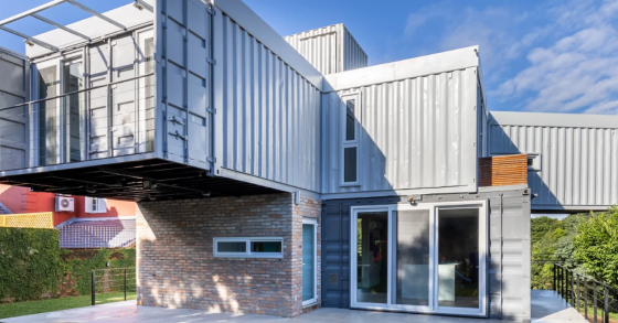 Questa casa prefabbricata in Brasile è realizzata con container e nasconde interni di lusso