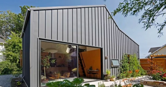 Un'ampia casa prefabbricata che sfrutta al massimo la luce naturale