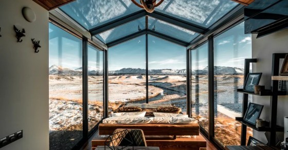 Una mini casa prefabbricata in legno e vetro nel mezzo della tundra islandese