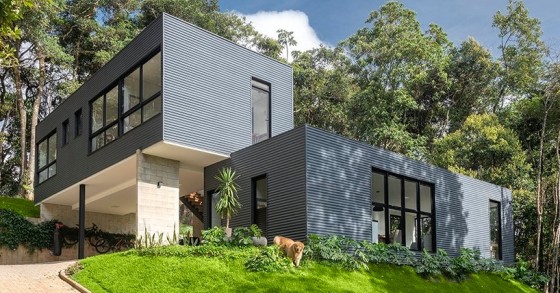 Una casa prefabbricata a due volumi e integrata nella natura del Brasile
