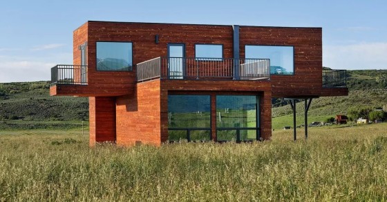 Una casa realizzata con dei container e che ha un bunker anti-pandemia