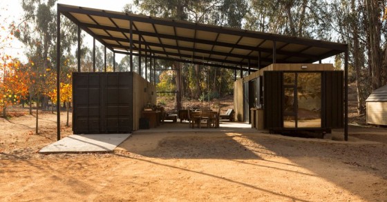 Una casa con una terrazza realizzata con due vecchi container