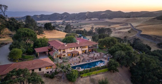 Una villa di stile coloniale in un immenso ranch californiano