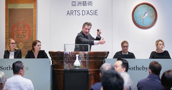 Un vaso cinese scoperto in un attico di Parigi venduto da Sotheby's per 16 milioni