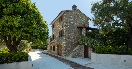 Esta hermosa villa de piedra está a la venta en la campiña italiana