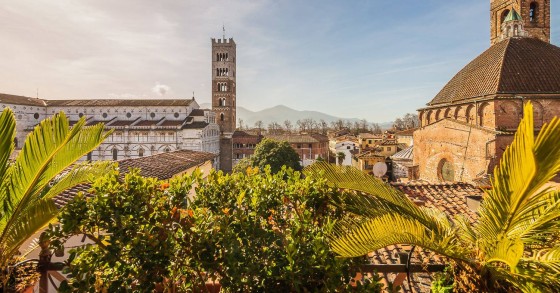 La terraza de la azotea de este espectacular apartamento tiene impresionantes vistas de Lucca