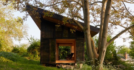 Una mini casa in legno perfetta per vivere in mezzo alla natura