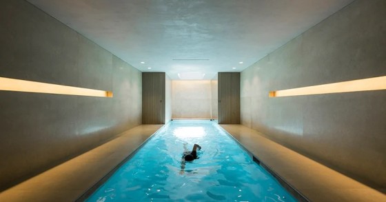 Una tradizionale casa newyorkese che nasconde un'impressionante piscina al suo interno
