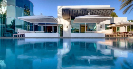 Un'elegante proprietà nel cuore di Beverly Hills con piscina, spa e molto altro