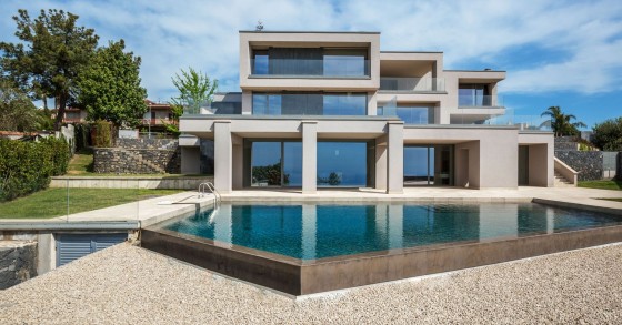 Această vilă modernă cu vedere la mare este de vânzare în Italia