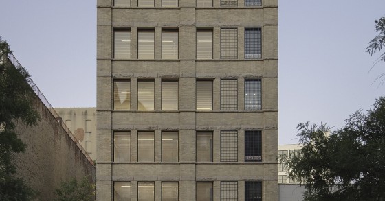 Una storica fabbrica di Brooklyn si trasforma per ospitare uffici moderni