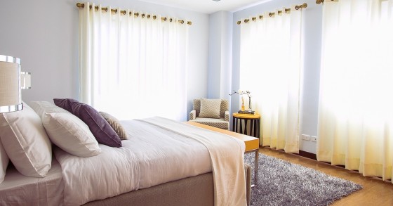 Le modifiche alla camera da letto che ti faranno dormire bene anche d'estate