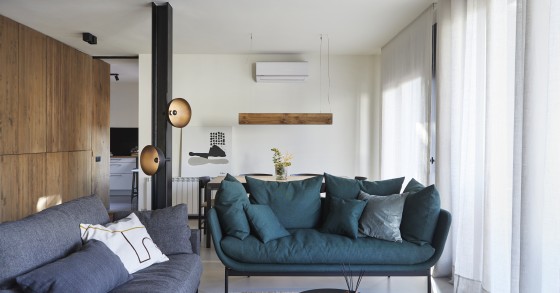 Come mescolare il legno con toni coraggiosi per creare una casa con carattere