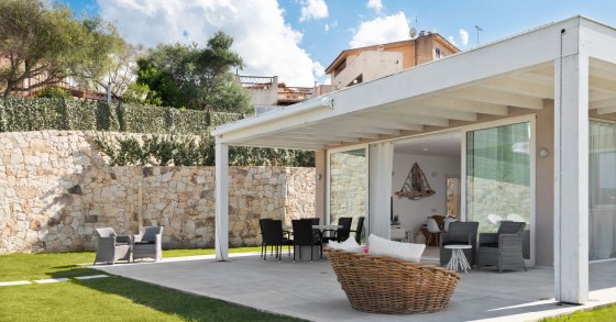 Esta moradia moderna à beira-mar está à venda em Sardenha