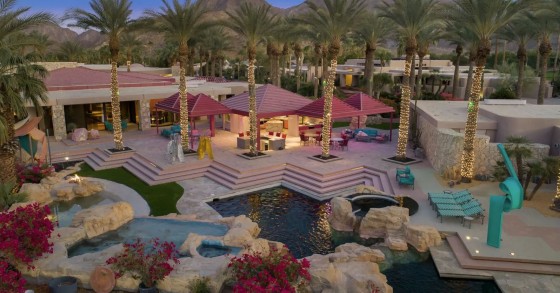 Sembra la casa dei sogni di Barbie ed è in vendita in California