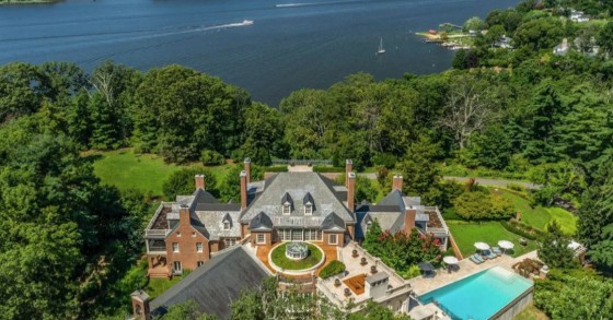 La villa di un milionario americano con passaggi segreti e una chiesa storica