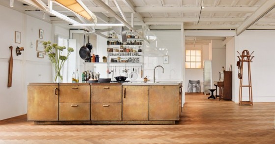 Una vecchia fabbrica industriale trasformata in casa di lusso e studio di design