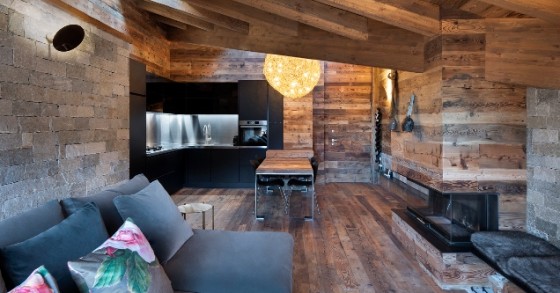 Uno chalet in Valtellina che usa il legno per creare un rifugio di design
