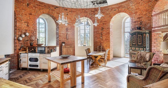 Una vecchia torre trasformata in una casa rustica in Svezia