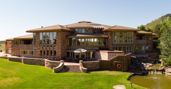 Un'enorme villa in Colorado con una piscina al centro del corridoio