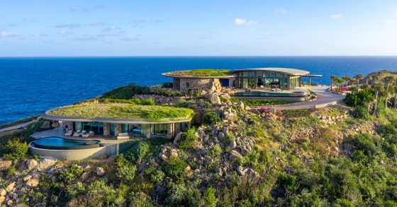 Una mega villa incastonata in una roccia con vista sui Caraibi nelle Isole Vergini britanniche