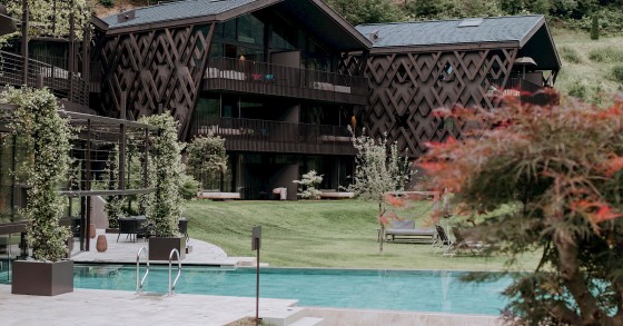 Un hotel di lusso mimetizzato nel verde delle montagne in Alto Adige