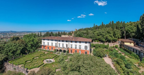 Un gran apartamento está a la venta en esta impresionante mansión en las colinas de Florencia