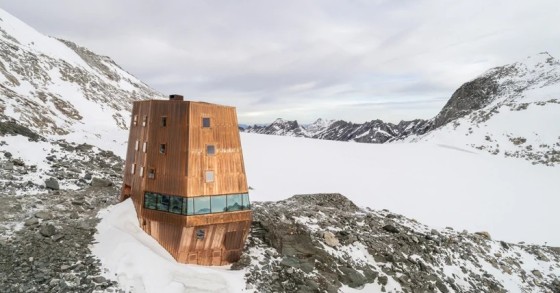 Uno spettacolare rifugio di montagna prefabbricato sulle Alpi italiane