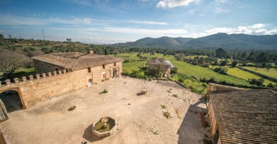 Vivere come i Windsors a Maiorca: una villa quasi millenaria è in vendita per 14 milioni di euro