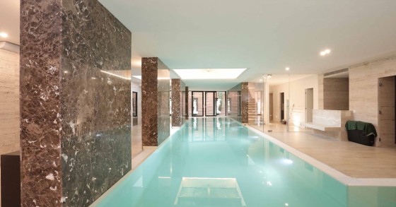 Esta villa con impresionante piscina cubierta está a la venta en Milán