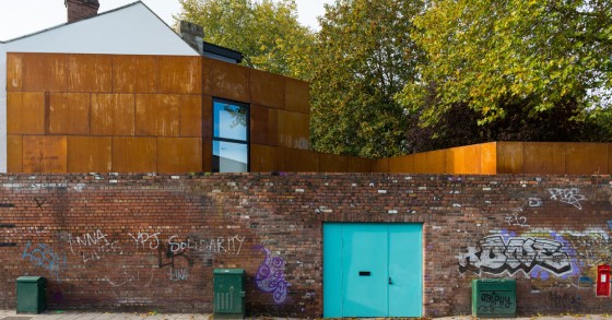 Un muro di mattoni a Bristol nasconde una incredibile e moderna casa in acciaio