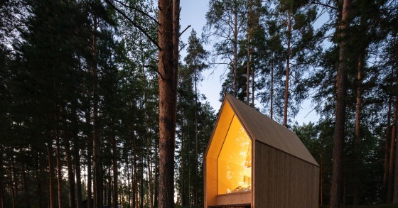 Una piccola capanna in legno a forma di chiesa sulle rive del lago più grande della Finlandia