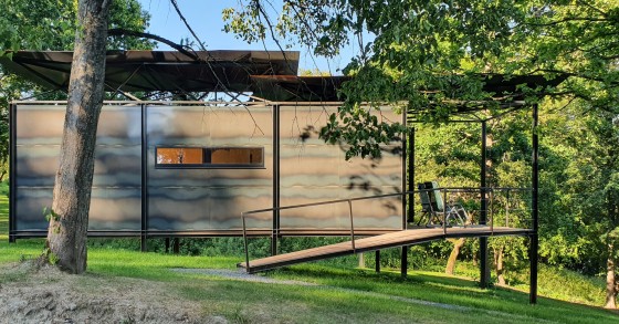 Una minicasa prefabbricata che si adatta a qualsiasi terreno e si mimetizza con l'ambiente circostante