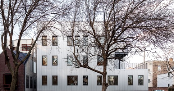 Un edificio sostenibile a Chicago realizzato con pezzi prefabbricati e interni di design