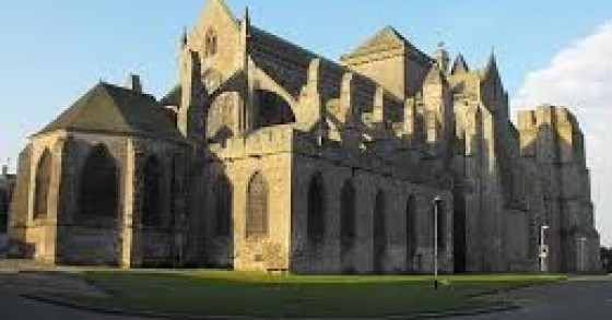 Da Ken Follett 148.000 euro per restauro cattedrale in Bretagna