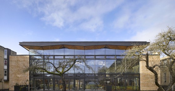 Un'originale biblioteca di design "nascosta" in un collegio britannico