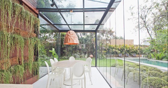 Cinque case con giardino interno (per i tempi bui)