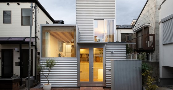 Questa mini casa prefabbricata a Tokyo unisce design e comfort in soli 50 m2