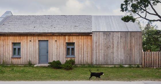Una casa prefabbricata in stile nordico in Lettonia con uno splendido giardino privato