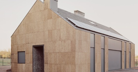 Questa casa ecosostenibile vicino Milano è stata costruita solo con legno, sughero e paglia