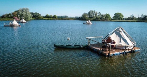 Tende galleggianti nel mezzo di un lago belga per un’esperienza unica
