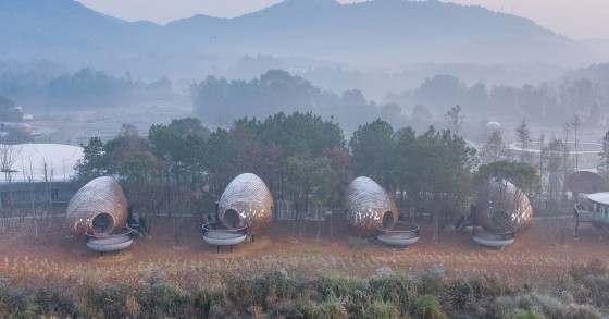Un hotel con capanne hi tech che si mimetizza nella foresta cinese