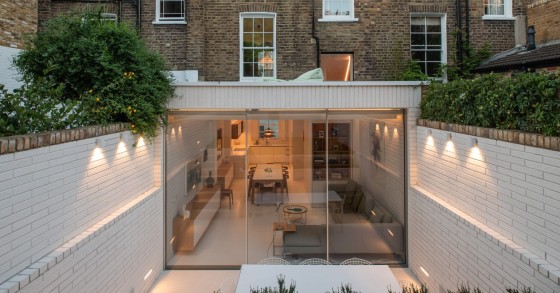 Questa tipica casa vittoriana a Londra nasconde interni di design e pieni di luce