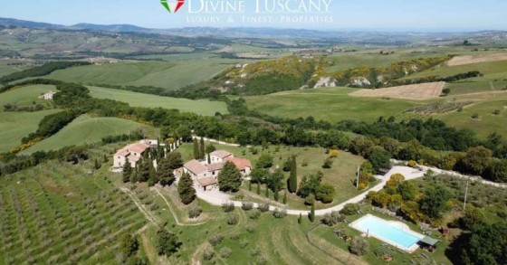 In vendita un'intera tenuta nella suggestiva Val d'Orcia