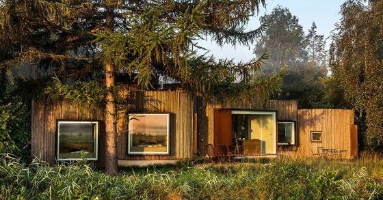 Un fantastico rifugio in una casa costruita con moduli in legno nell'isola danese di Mon