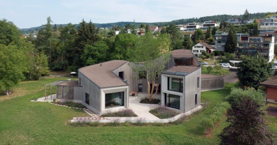 Una spettacolare casa prefabbricata ispirata alla geometria su un lungolago delle Alpi