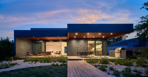 Una casa prefabbricata sostenibile e di design assemblata in appena due settimane