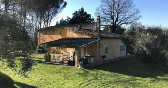 Questa villa toscana immersa nel verde è in vendita all'asta su idealista per 238mila euro
