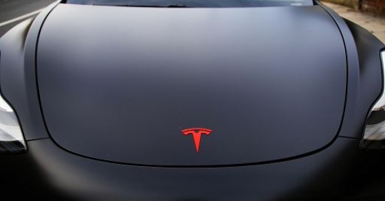 Tesla prima casa automobilistica a superare valore 1.000 mld Usd