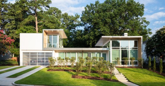 Una casa modulare e di lusso, dove la luce è la grande protagonista